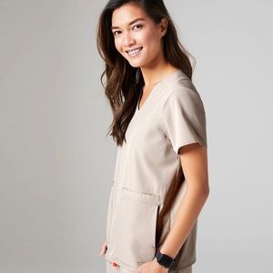 Figs FIONe.a.c. Medium Top in Boulder 🤍